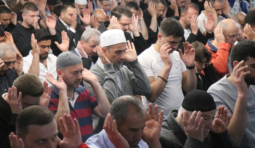 bayram-namazinda-vatandaslar-camileri-doldurdua2jkvwzbzn