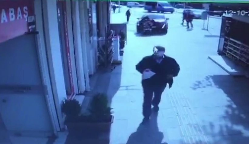 bebegi-ile-yuruyen-kadini-boyle-ezdiuhb3qvfide