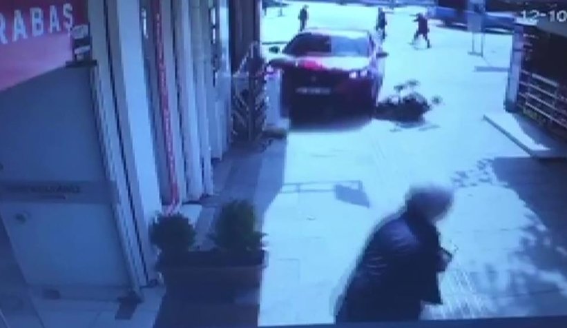 bebegi-ile-yuruyen-kadini-boyle-ezdiuhb3qvfide