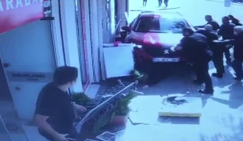 bebegi-ile-yuruyen-kadini-boyle-ezdiuhb3qvfide