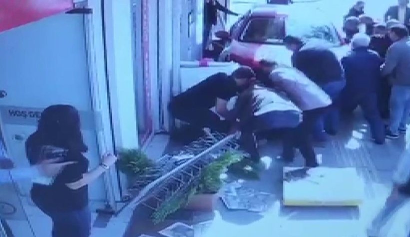 bebegi-ile-yuruyen-kadini-boyle-ezdiuhb3qvfide