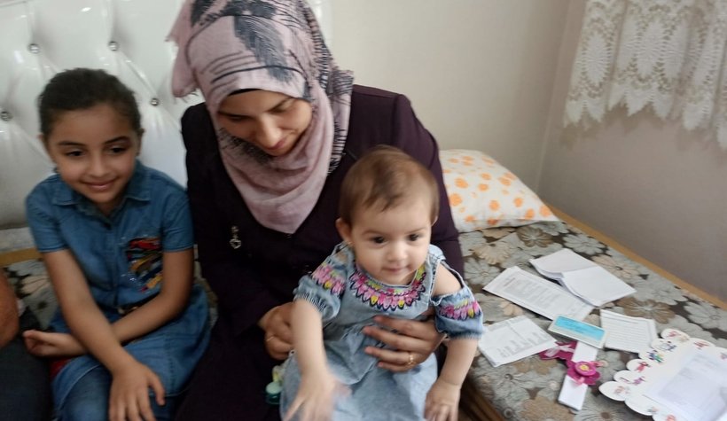 Bebeklerine kimlik çıkarmak için yardım bekliyorlar