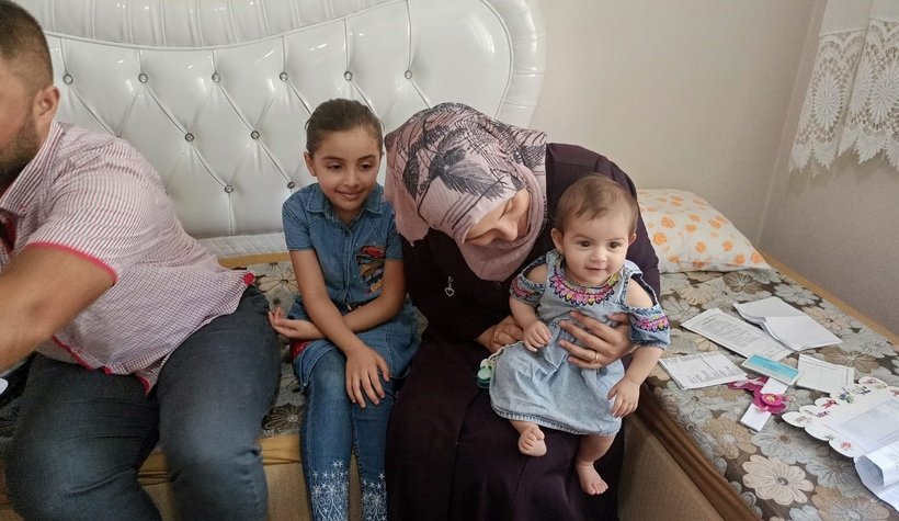 Bebeklerine kimlik çıkarmak için yardım bekliyorlar