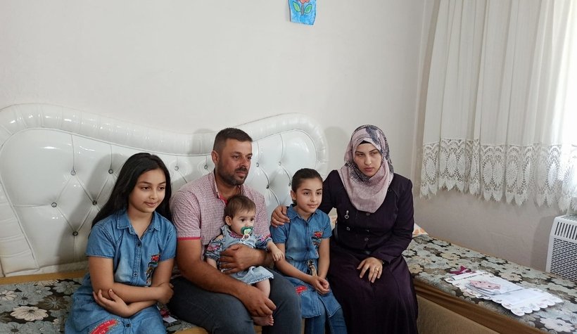 Bebeklerine kimlik çıkarmak için yardım bekliyorlar