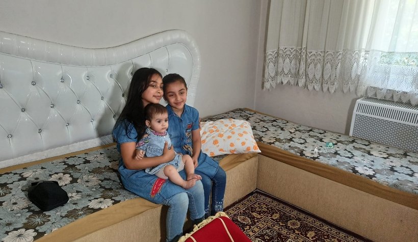 Bebeklerine kimlik çıkarmak için yardım bekliyorlar