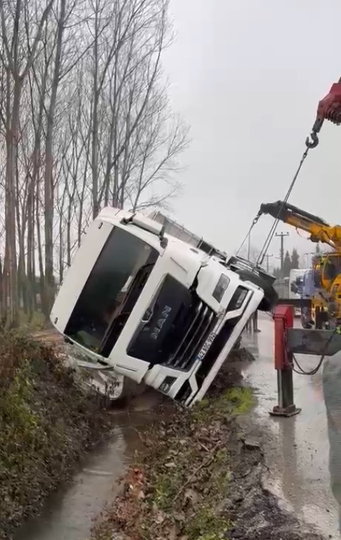 Bedilkazancı da tır devrildi