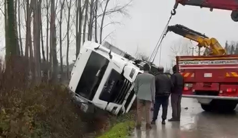 Bedilkazancı da tır devrildi