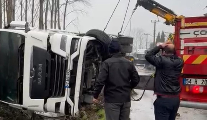 Bedilkazancı da tır devrildi