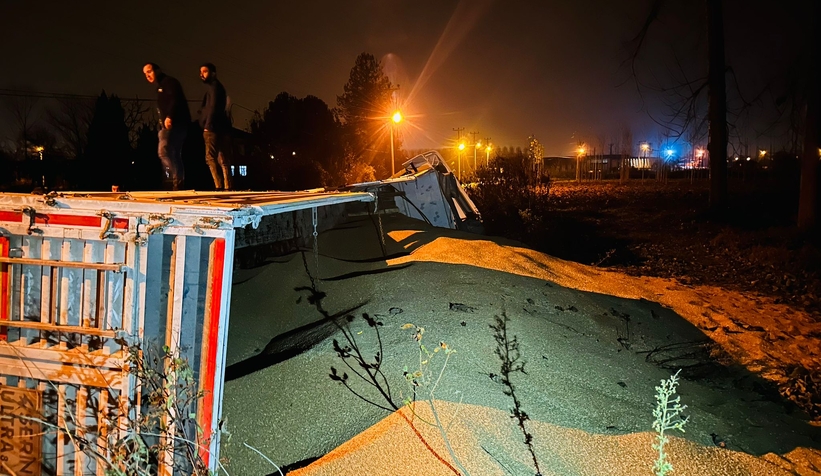 Bedilkazancı da tır devrildi