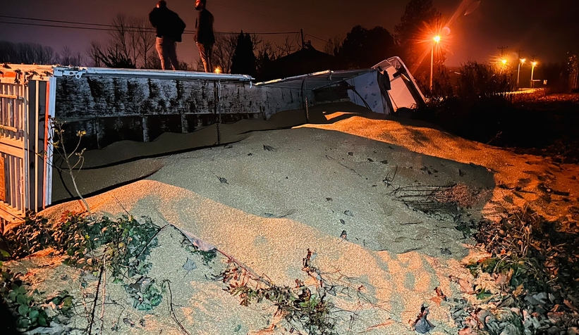 Bedilkazancı da tır devrildi