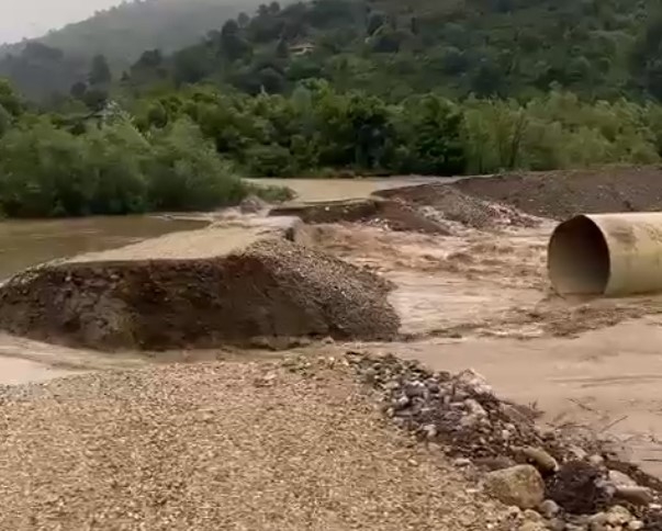 Beldibindeki geçici köprü yıkıldı