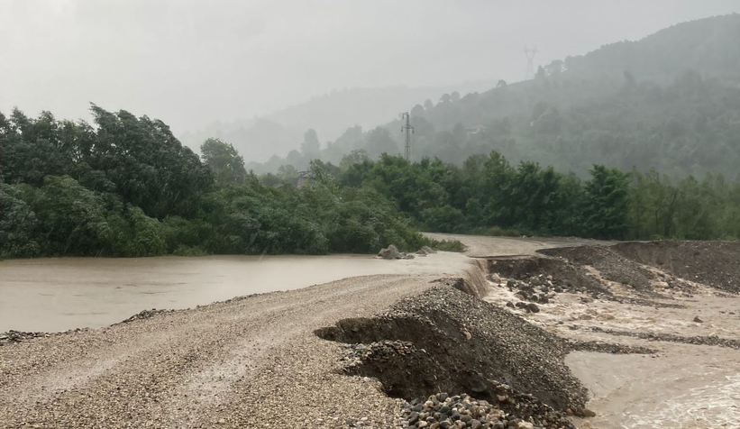 Beldibindeki geçici köprü yıkıldı
