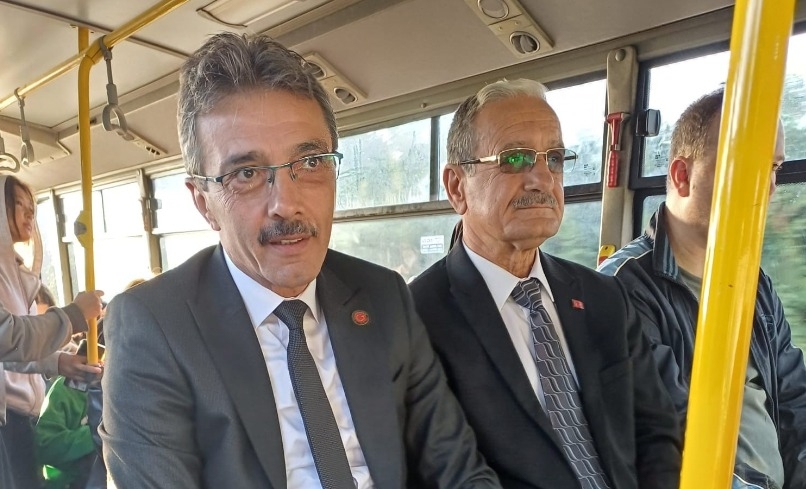 Belediye başkanı otobüsle gidip geliyor