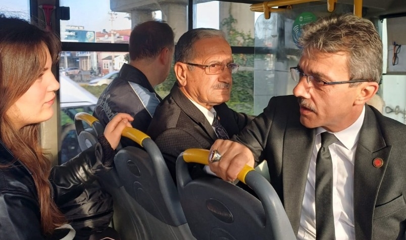 Belediye başkanı otobüsle gidip geliyor