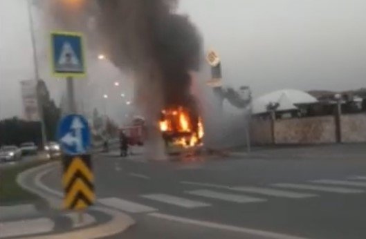 Belediye otobüsü alev alev yandı