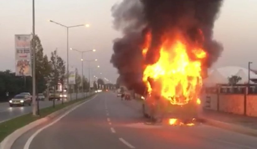 Belediye otobüsü alev alev yandı