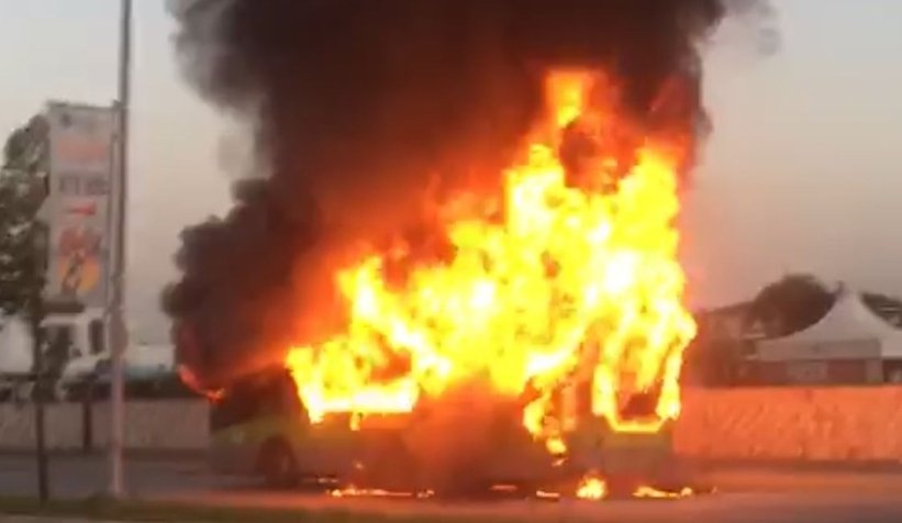 Belediye otobüsü alev alev yandı