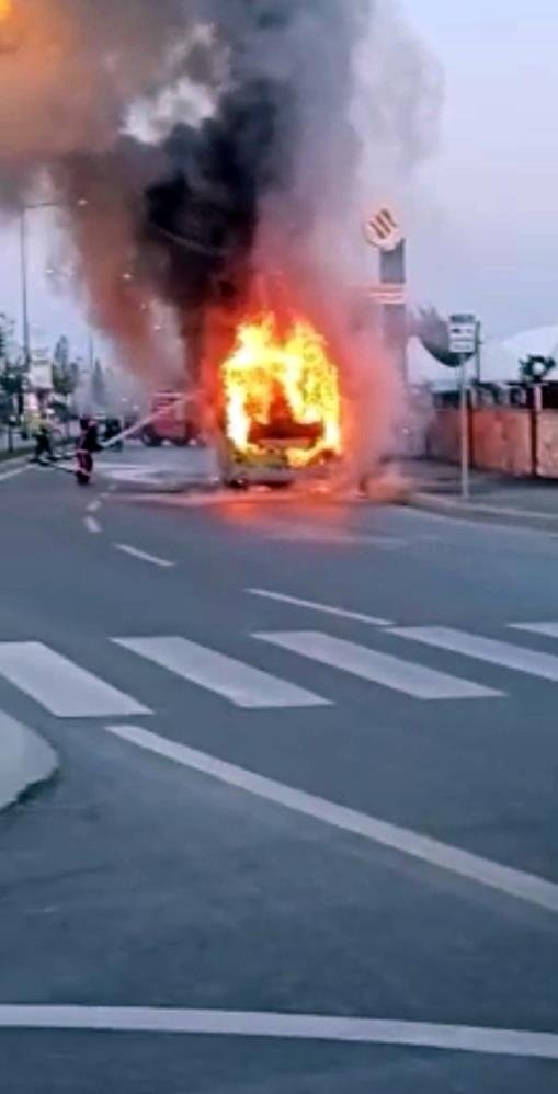 Belediye otobüsü alev alev yandı