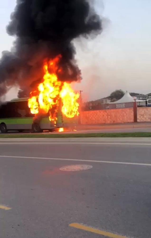Belediye otobüsü alev alev yandı