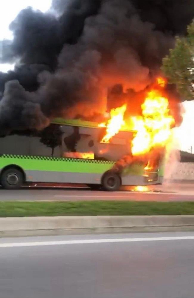 Belediye otobüsü alev alev yandı