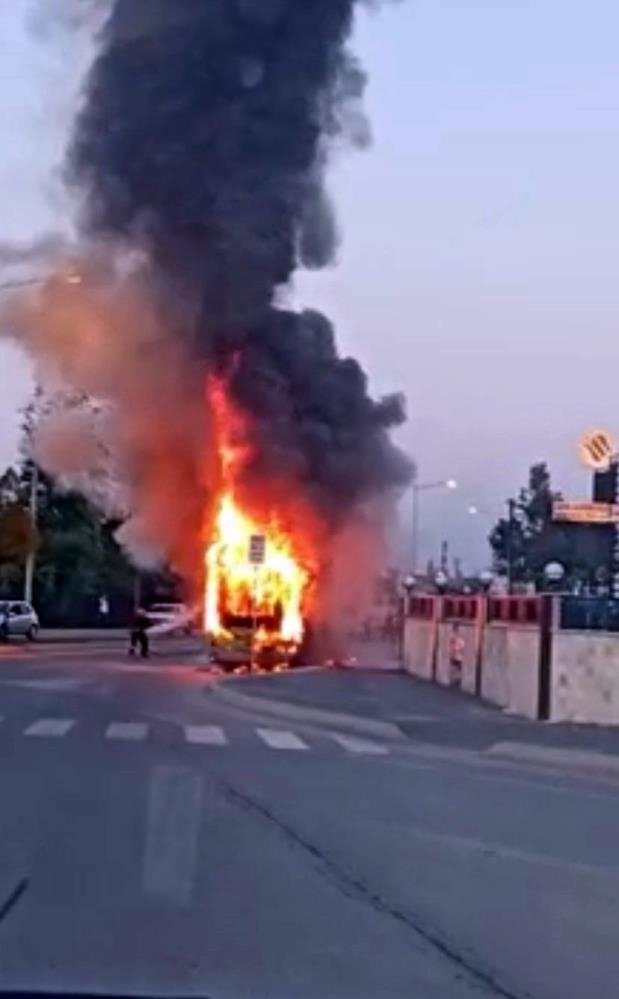 Belediye otobüsü alev alev yandı