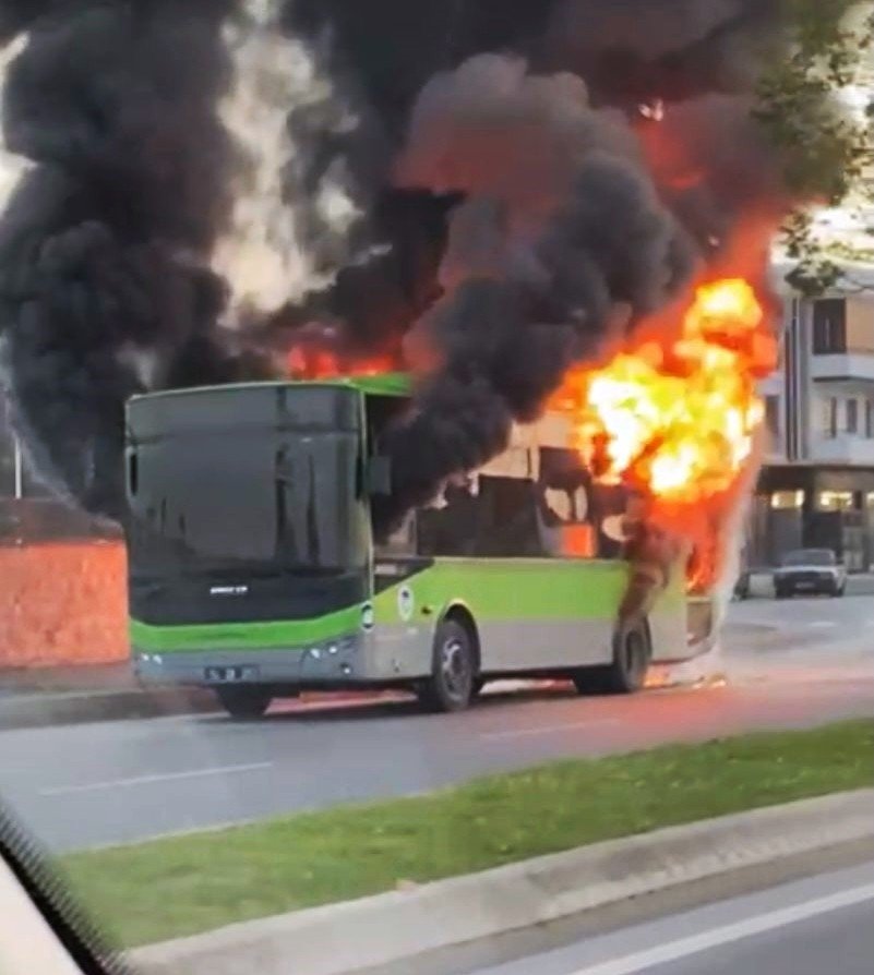 Belediye otobüsü alev alev yandı