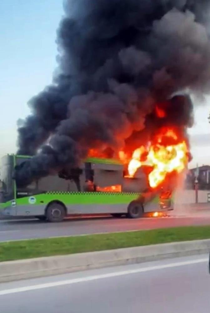 Belediye otobüsü alev alev yandı