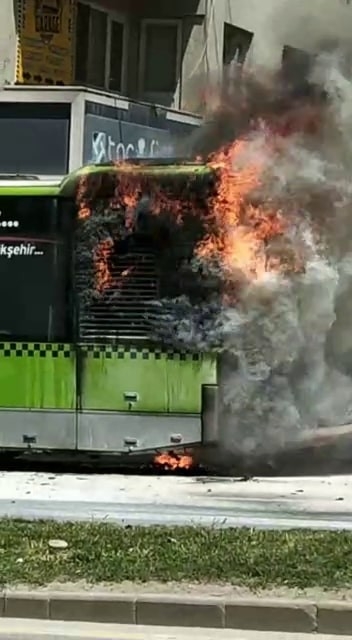 Belediye otobüsü alev alev yandı
