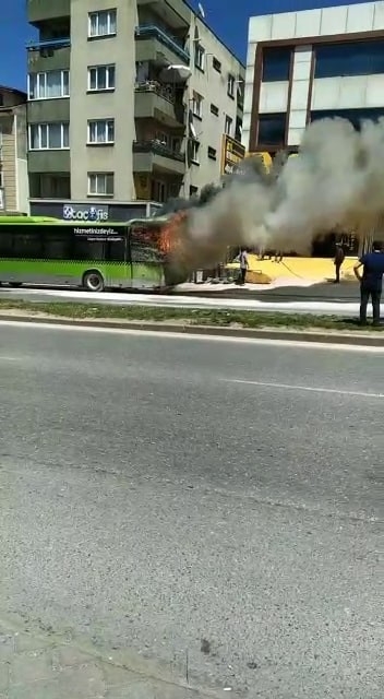 Belediye otobüsü alev alev yandı