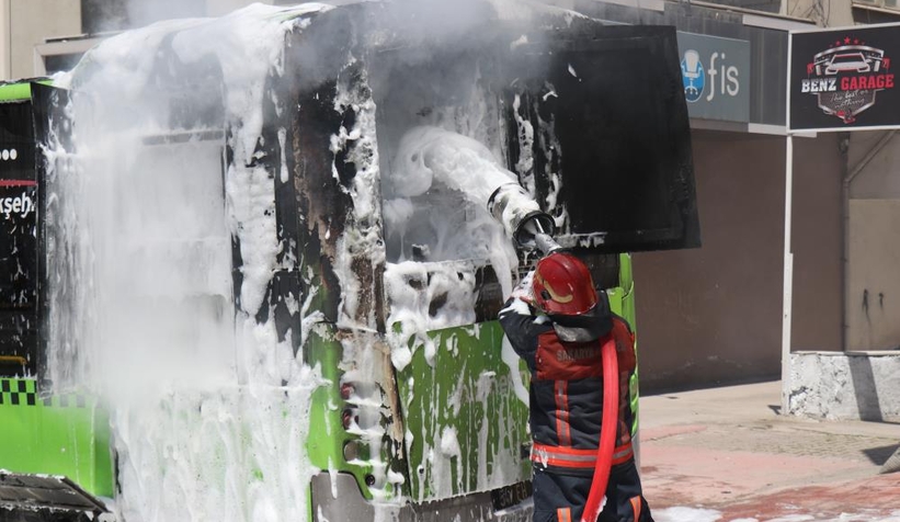 Belediye otobüsü alev alev yandı