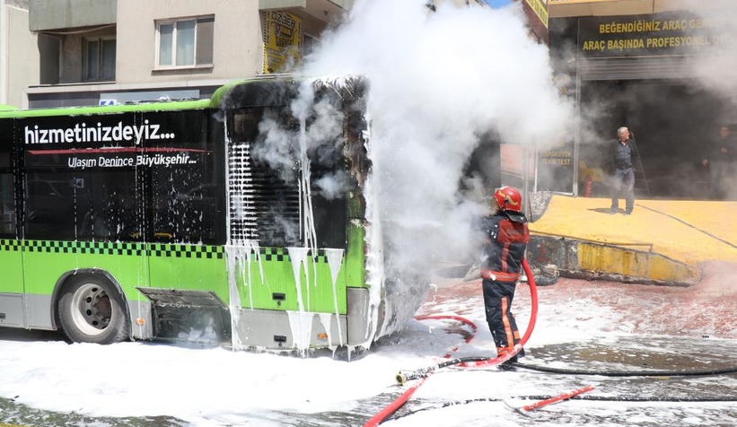 Belediye otobüsü alev alev yandı