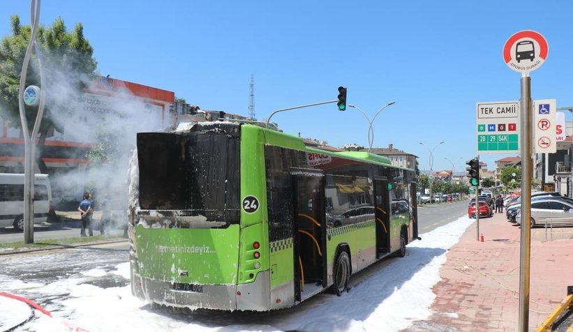 Belediye otobüsü alev alev yandı