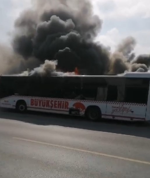 Belediye otobüsü alevlere teslim oldu