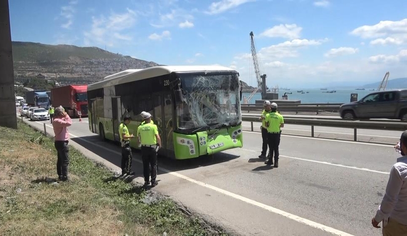 Belediye otobüsü ile tanker çarpıştı, 11 yaralı