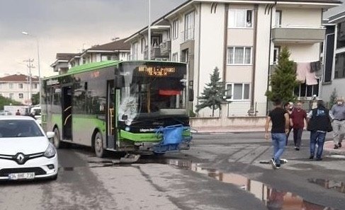 belediye otobüsü kaza yaptı: 2 yaralı