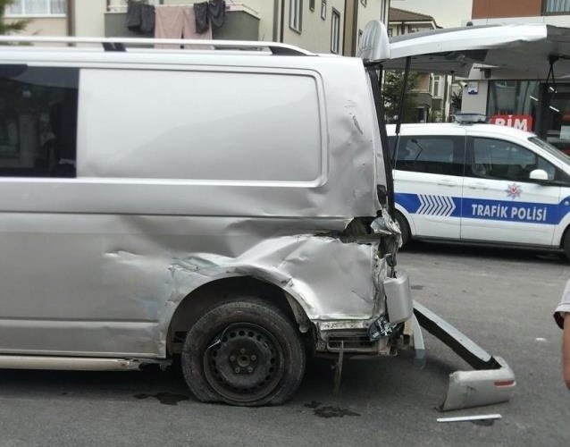 belediye otobüsü kaza yaptı: 2 yaralı