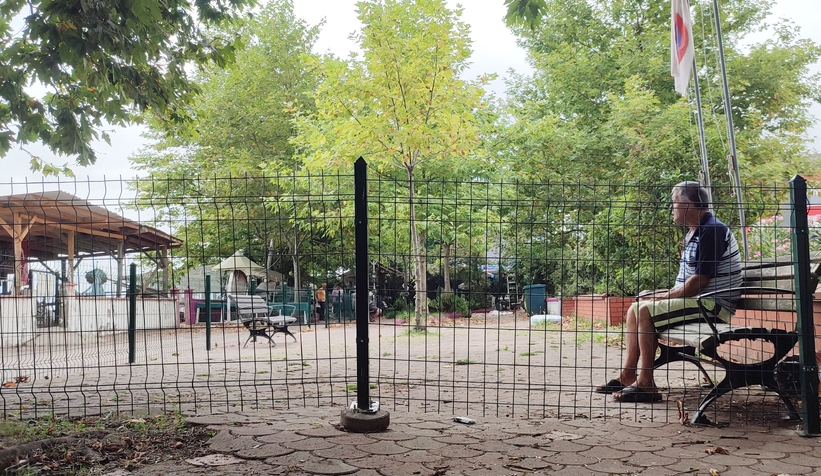 Belediye yürüyüş bandını çitle çevirdi, vatandaş isyan etti