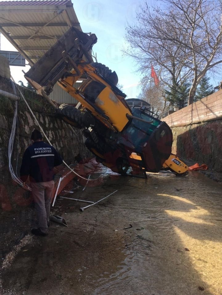 Belediyeye ait iş makinası dereye düştü