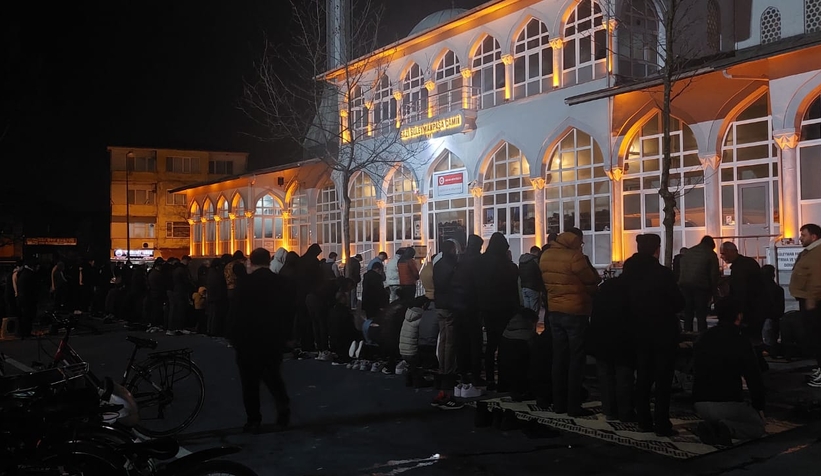 berat-kandili-nde-vatandaslar-camilere-akin-ettiavjqvkfkyu