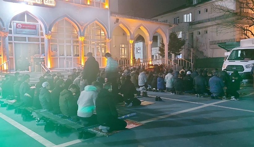 berat-kandili-nde-vatandaslar-camilere-akin-ettiavjqvkfkyu