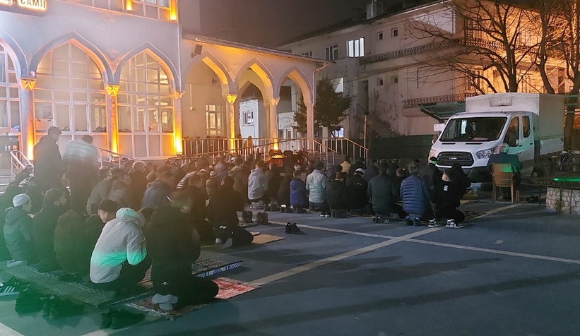 berat-kandili-nde-vatandaslar-camilere-akin-ettiavjqvkfkyu