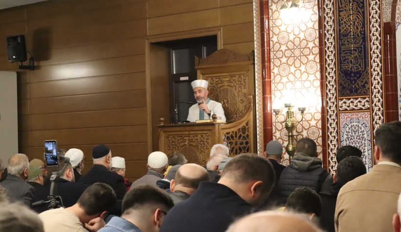berat-kandili-nde-vatandaslar-camilere-akin-ettivmr6nuzpuv