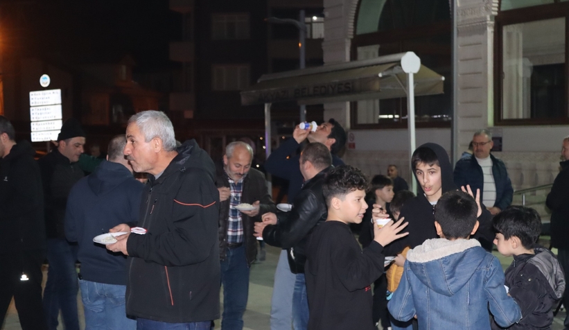 berat-kandili-nde-vatandaslar-camilere-akin-ettivmr6nuzpuv