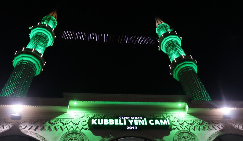 berat-kandili-nde-vatandaslar-camilere-akin-ettivmr6nuzpuv