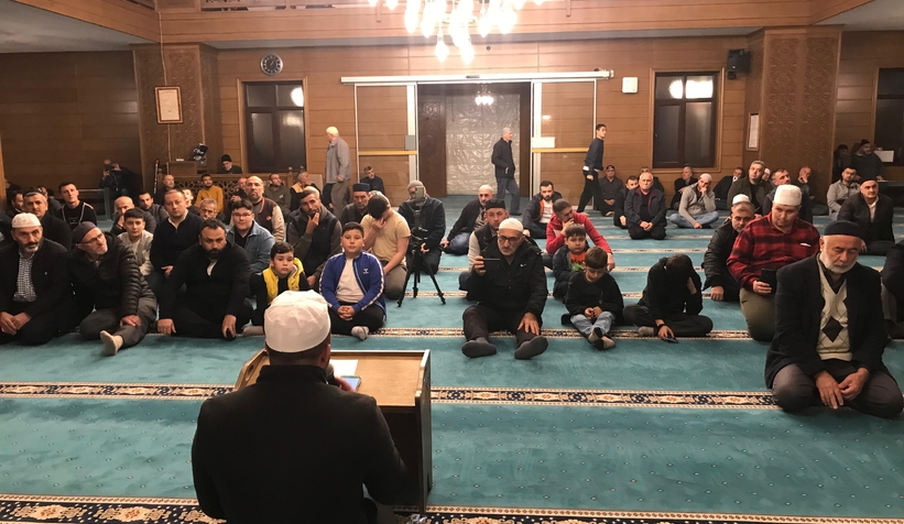berat-kandili-nde-vatandaslar-camilere-akin-ettivmr6nuzpuv
