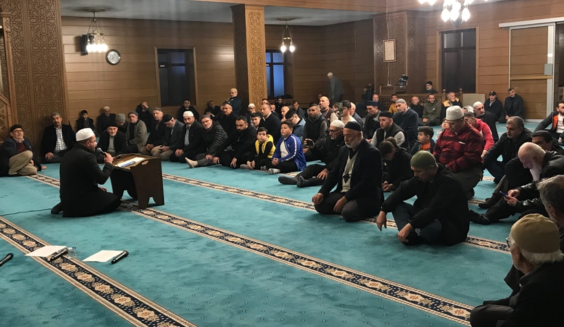 berat-kandili-nde-vatandaslar-camilere-akin-ettivmr6nuzpuv