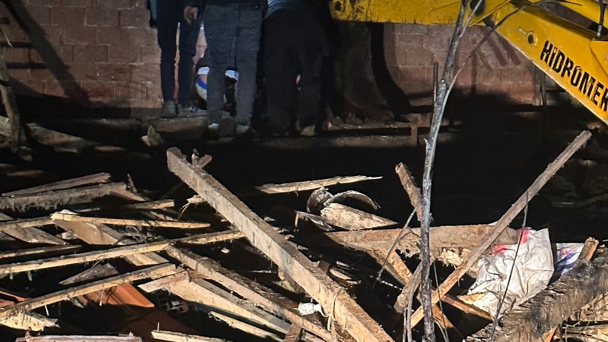 Besi çiftliğinin çatısı çöktü; Büyükbaş hayvanlar telef oldu