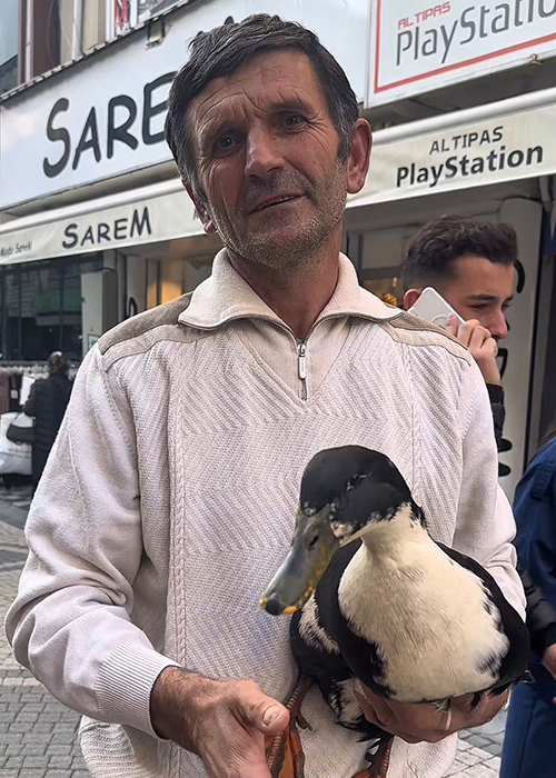 besledigi-ordegi-yanindan-ayirmiyorced0blzrek