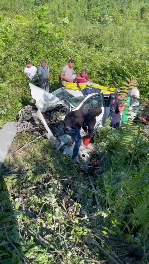Beton direği yıkıp şarampole yuvarlandı: 1 ölü, 2 ağır yaralı
