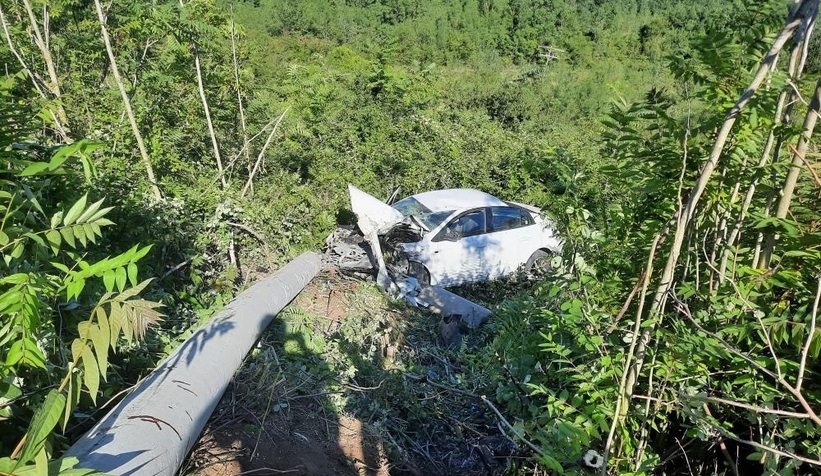Beton direği yıkıp şarampole yuvarlandı: 1 ölü, 2 ağır yaralı